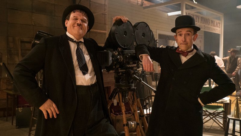 Stan Laurel (John C. Reilly) und Oliver Hardy (Steve Coogan) als legendäres Komiker-Duo: Filmszene aus "Stan & Olli"