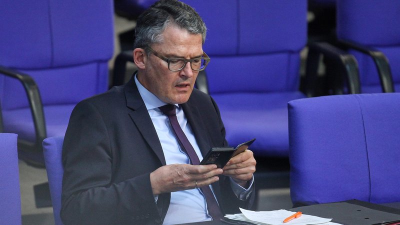 Roderich Kiesewetter, CDU, schaut im Bundestag auf sein Handy. | Bild: picture alliance / dts-Agentur | - Roderich Kiesewetter, CDU, schaut im Bundestag auf sein Handy.