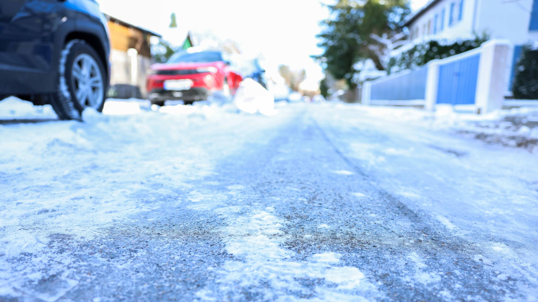 Wintertag in Bayern mit Glatteis und Schnee (Archiv- und Symbolbild)