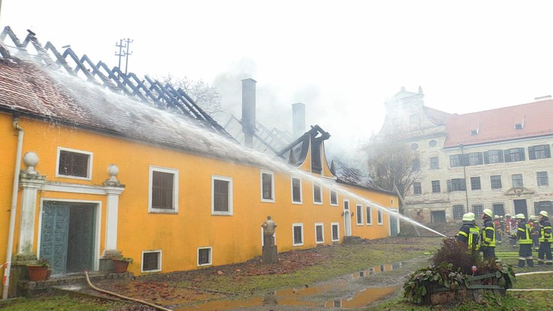 Auf dem Areal eines Landschlosses in Oberköllnbach bei Postau im Landkreis Landshut ist am Freitag ein Großbrand ausgebrochen. Ein Mensch kam ums Leben. Weit über 100 Einsatzkräfte von Feuerwehren, Rettungsdiensten und Polizei waren vor Ort.
