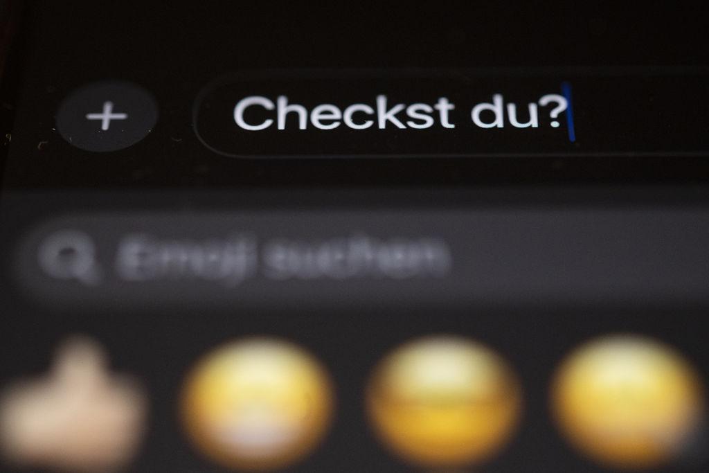 ILLUSTRATION - 28.07.2025, Baden-Württemberg, Stuttgart: Die Worte «Checkst du?» sind auf einem Smartphone zu sehen. Jugendliche haben ihre Favoriten für das «Jugendwort des Jahres» 2025 gewählt, «Checkst du» schaffte es unter die Top Drei. (zu dpa: «Das crazy: Drei Floskeln zum Checken fürs Jugendwort-Finale») Foto: Marijan Murat/dpa +++ dpa-Bildfunk +++
