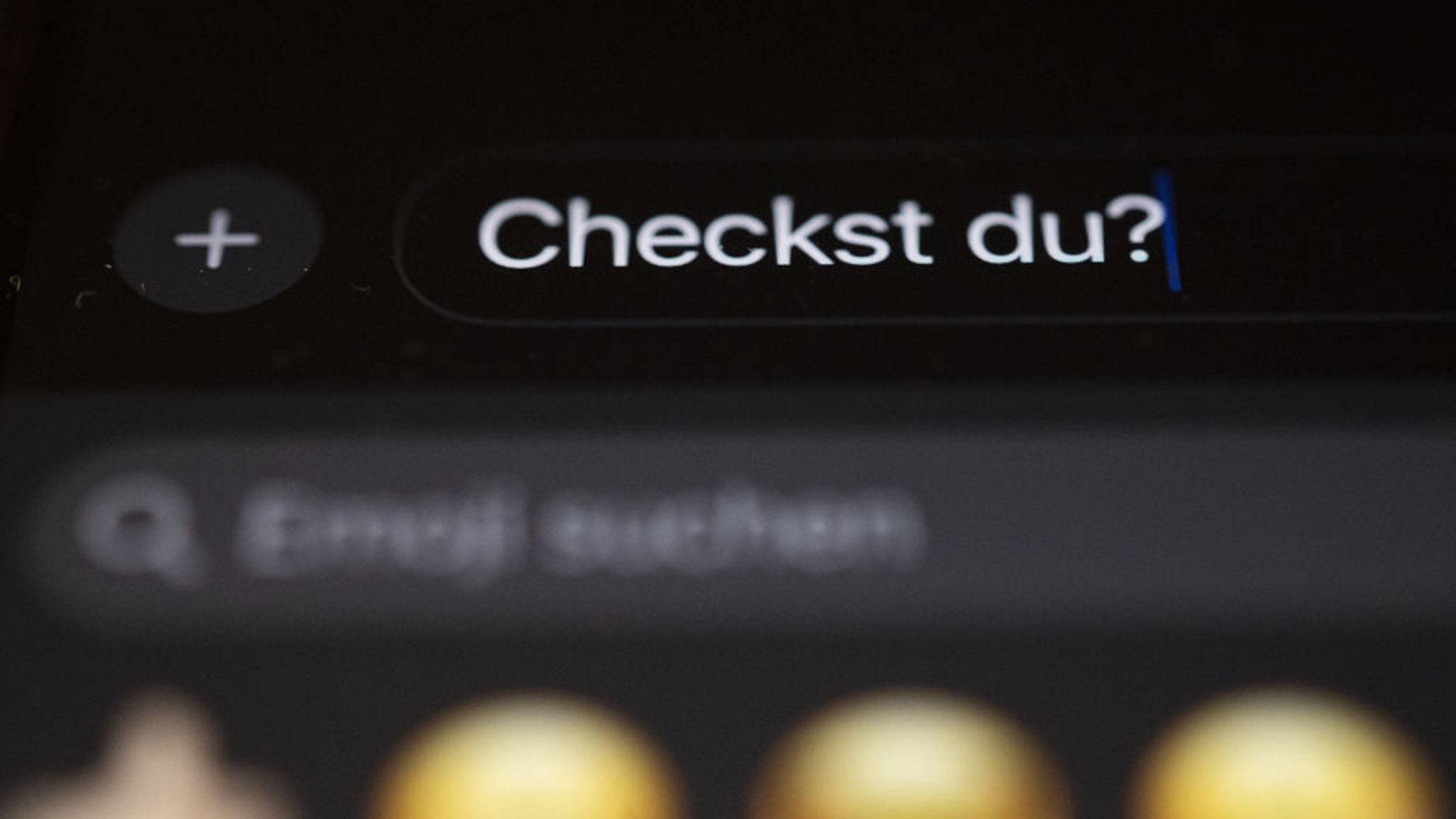 ILLUSTRATION - 28.07.2025, Baden-Württemberg, Stuttgart: Die Worte «Checkst du?» sind auf einem Smartphone zu sehen. Jugendliche haben ihre Favoriten für das «Jugendwort des Jahres» 2025 gewählt, «Checkst du» schaffte es unter die Top Drei. (zu dpa: «Das crazy: Drei Floskeln zum Checken fürs Jugendwort-Finale») Foto: Marijan Murat/dpa +++ dpa-Bildfunk +++