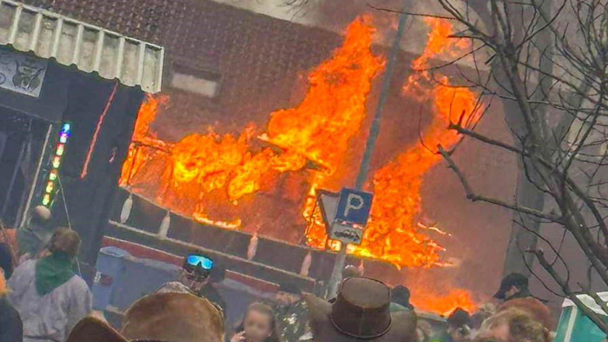 Faschingswagen geht in Flammen auf: Mehrere Verletzte
