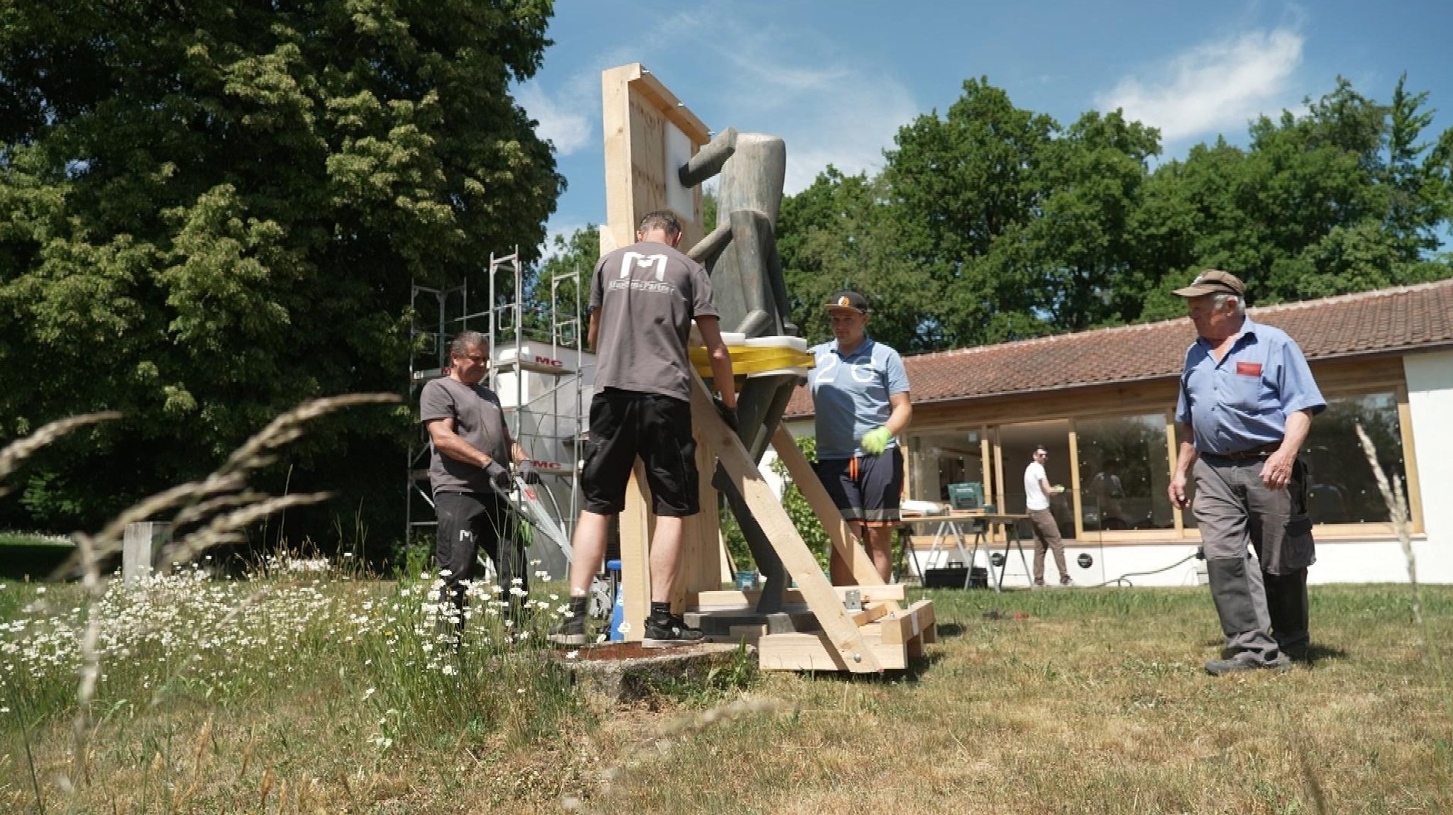 Arbeiter stellen die Skulpturen des Bildhauers Fritz Koenig auf dem weitläufigen Ganslberg-Gelände auf. | Bild: BR/Fabian Schöpf Arbeiter stellen die Skulpturen des Bildhauers Fritz Koenig auf dem weitläufigen Ganslberg-Gelände auf.