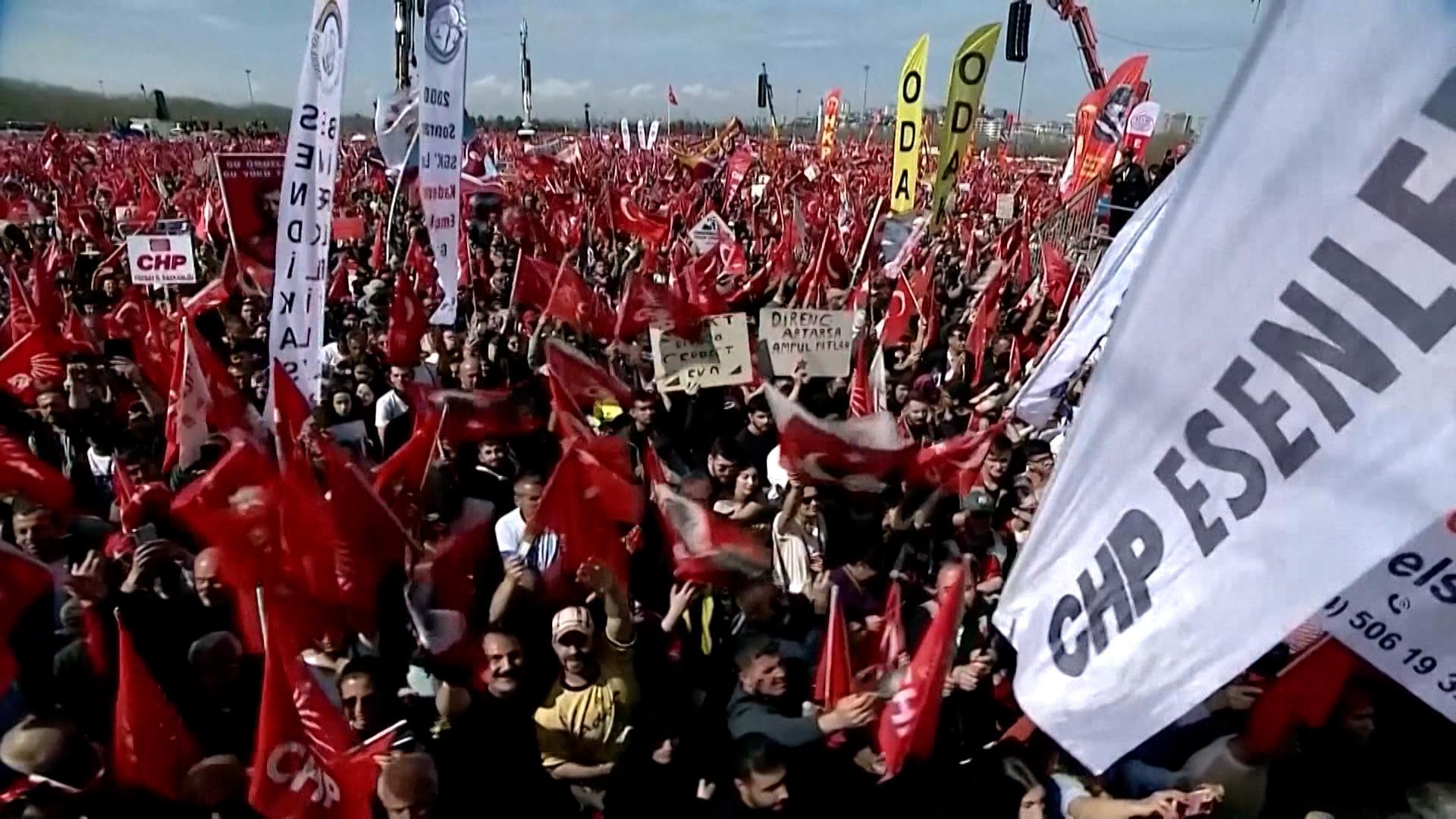 Hunderttausende demonstrieren in Istanbul für die Freilassung des beliebten Oberbürgermeisters von Istanbul