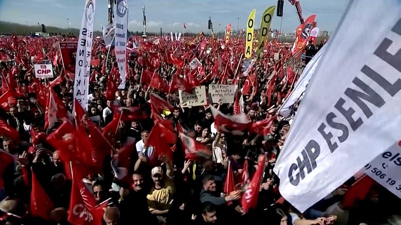 Hunderttausende demonstrieren in Istanbul für die Freilassung des beliebten Oberbürgermeisters von Istanbul | Bild: Bayerischer Rundfunk 2025 Hunderttausende demonstrieren in Istanbul für die Freilassung des beliebten Oberbürgermeisters von Istanbul