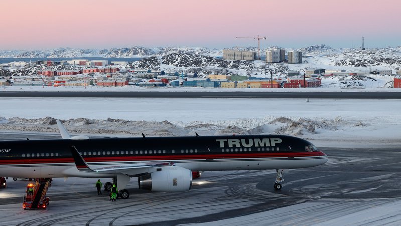 Archivbild: Flugzeug von Donald Trump Jr. in Nuuk, Grönland | Bild: picture alliance / ASSOCIATED PRESS | Emil Stach Archivbild: Flugzeug von Donald Trump Jr. in Nuuk, Grönland