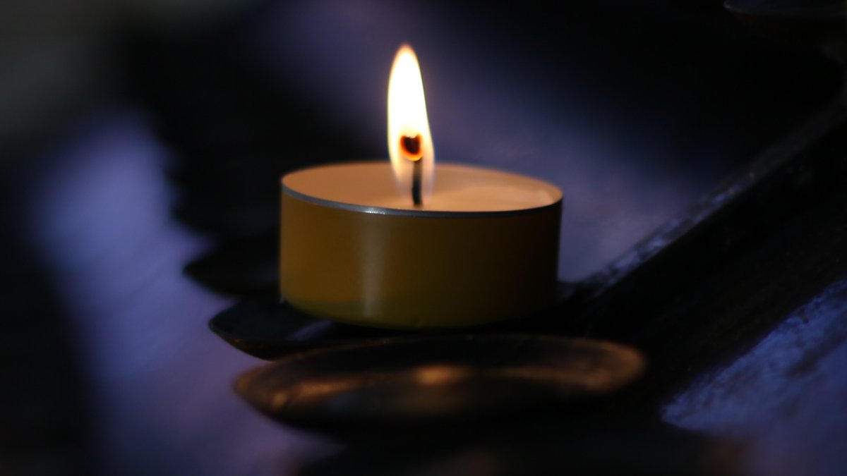 Eine brennende Kerze (Symbolbild)