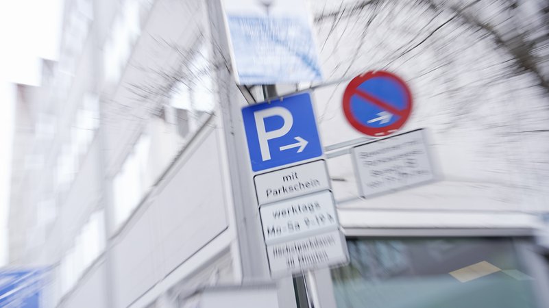 Hinweisschild, das auf Parken mit Parkschein aufmerksam macht. | Bild: BR/Markus Wessely Hinweisschild, das auf Parken mit Parkschein aufmerksam macht.