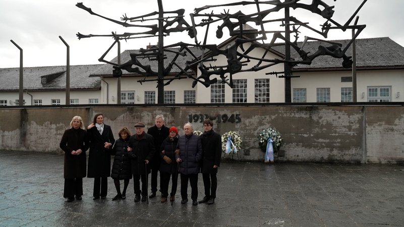 Überlebende des Holocaust wie auch Politiker gedachten vor dem Mahnmal im ehemaligen KZ Dachau der Opfer des Nationalsozialismus. | Bild: BR Überlebende des Holocaust wie auch Politiker gedachten vor dem Mahnmal im ehemaligen KZ Dachau der Opfer des Nationalsozialismus.