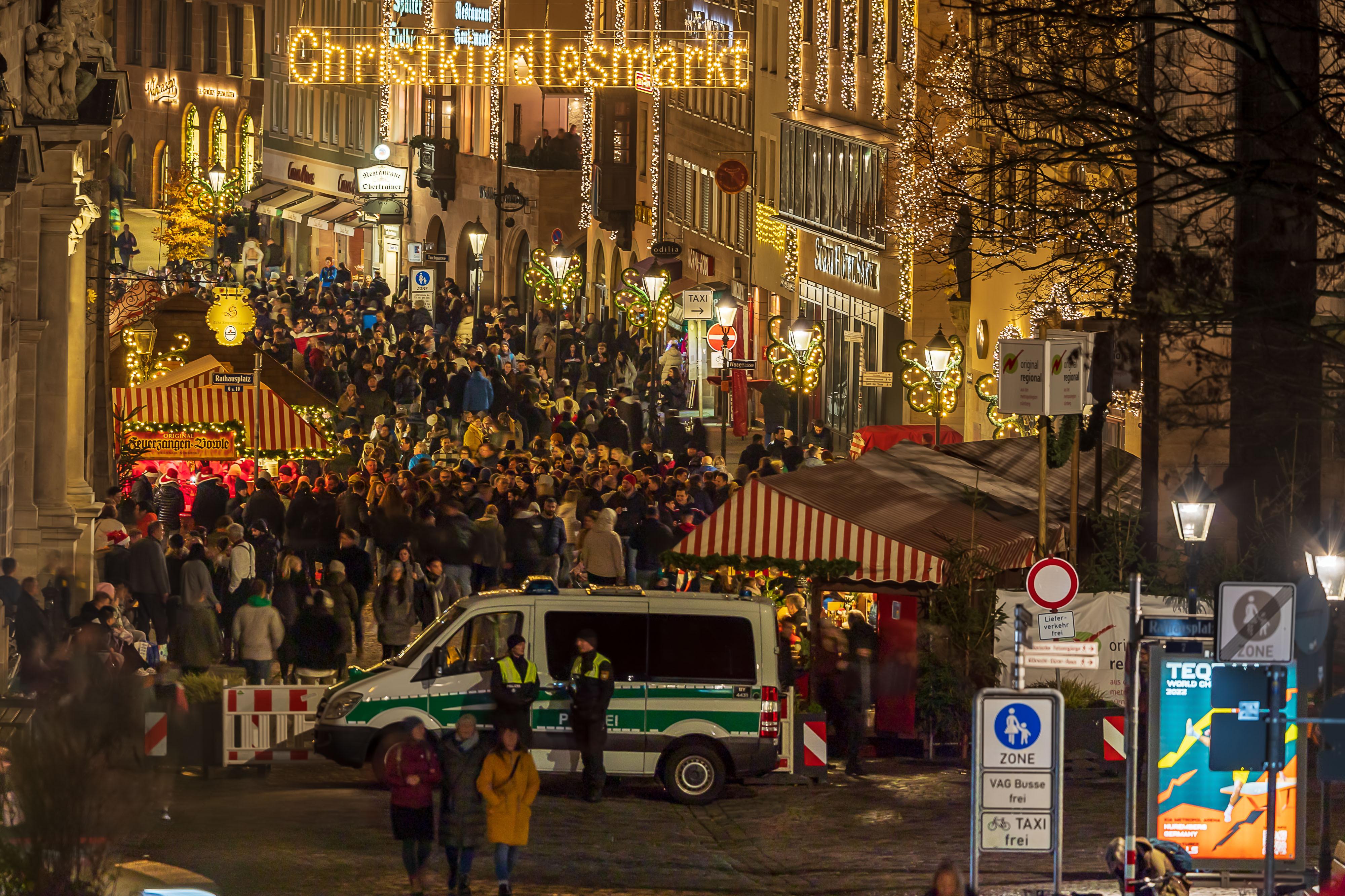 Das Archivfoto zeigt ein Einsatzfahrzeug der Polizei am Zugang zum Nürnberger Christkindlesmarkt