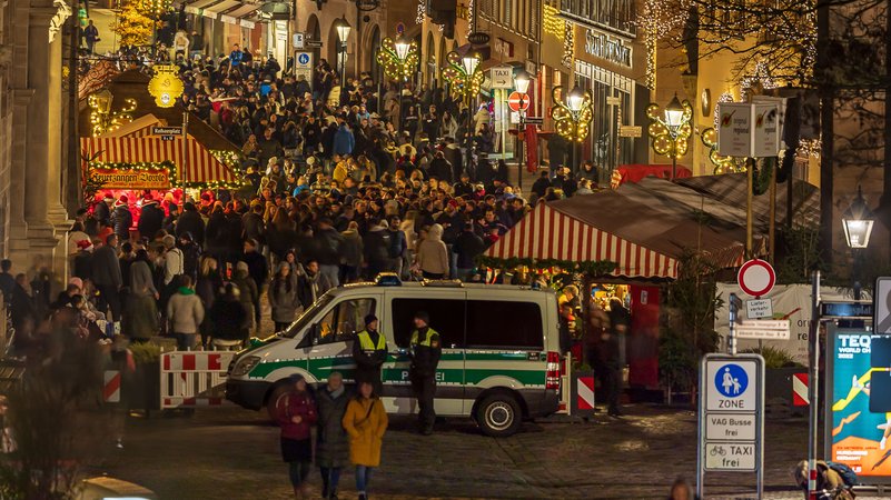 Das Archivfoto zeigt ein Einsatzfahrzeug der Polizei am Zugang zum Nürnberger Christkindlesmarkt | Bild: picture alliance / Eibner-Pressefoto/Ardan Fuessman Das Archivfoto zeigt ein Einsatzfahrzeug der Polizei am Zugang zum Nürnberger Christkindlesmarkt