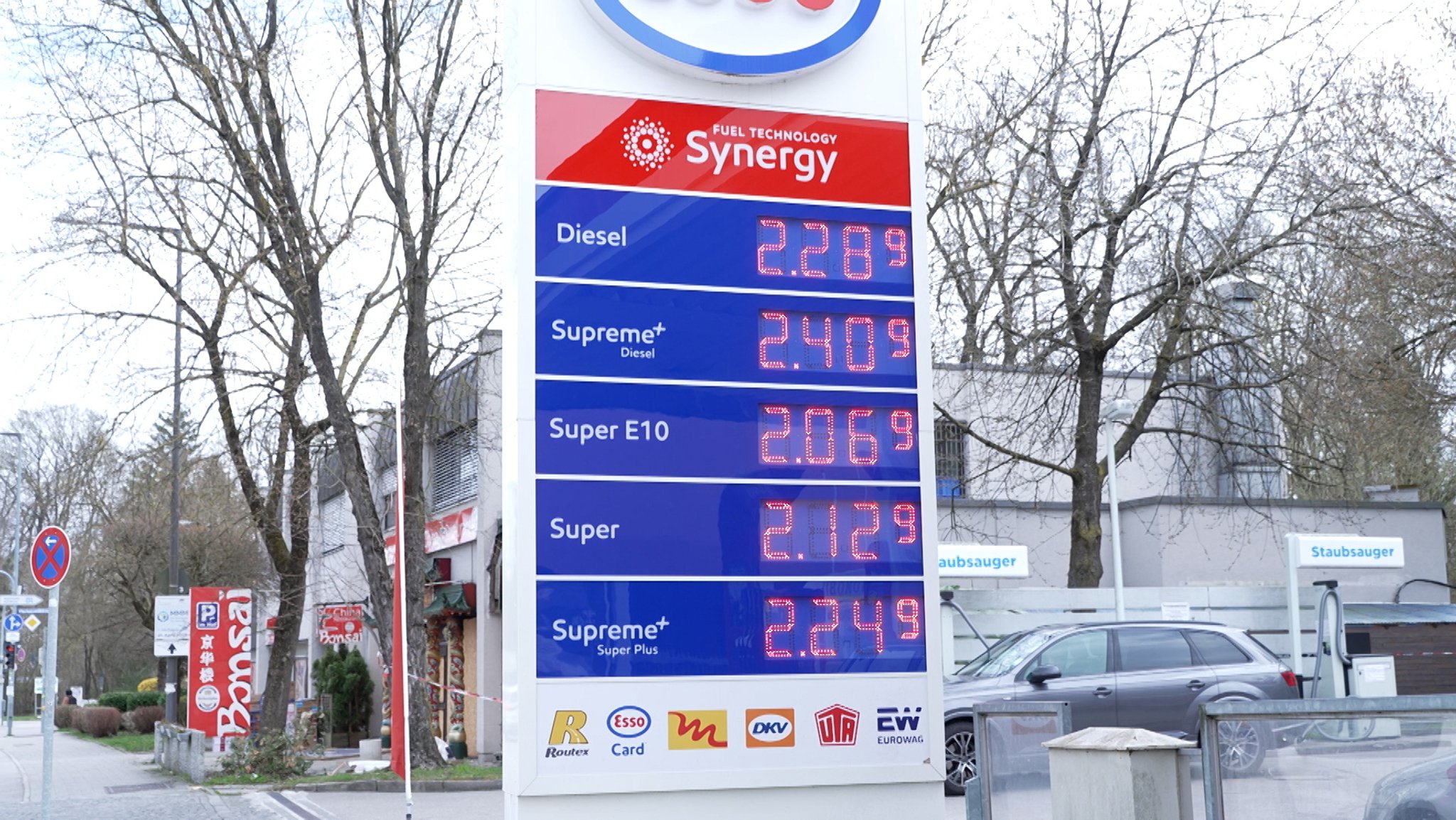 Die Spritpreise an den Tankstellen in Deutschland gehen weiter kräftig nach oben. 