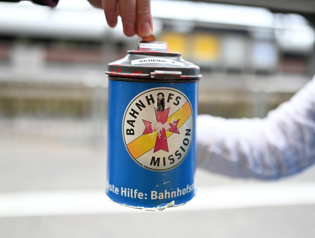 Spendendose der Bahnhofsmission mit Dellen und Schrammen (Symbolbild)