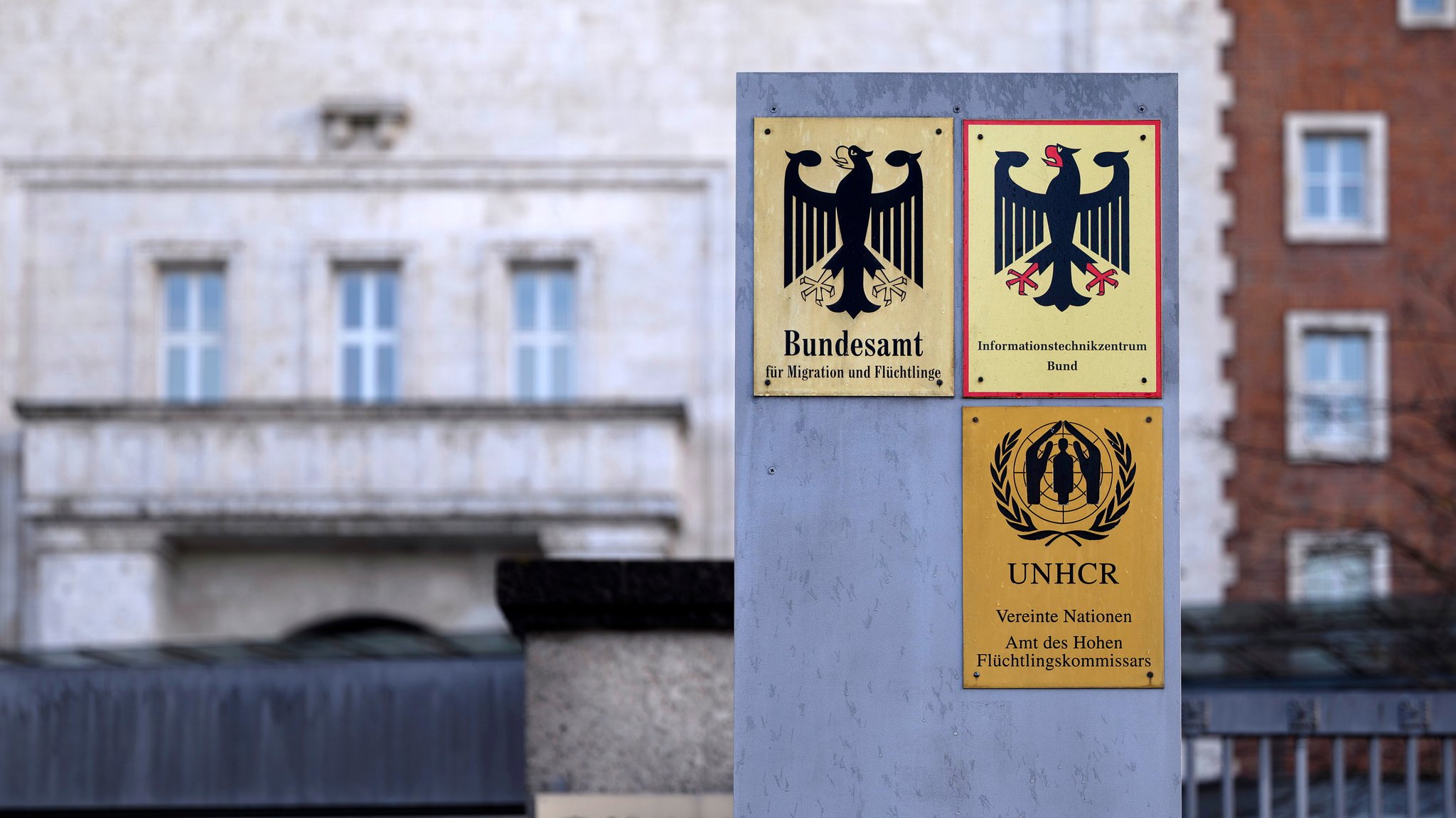 Eingang zu Bundesamt für Migration und Flüchtlinge (BAMF) in Nürnberg | Bild: picture alliance / Panama Pictures | Dwi Anoraganingrum Eingang zu Bundesamt für Migration und Flüchtlinge (BAMF) in Nürnberg