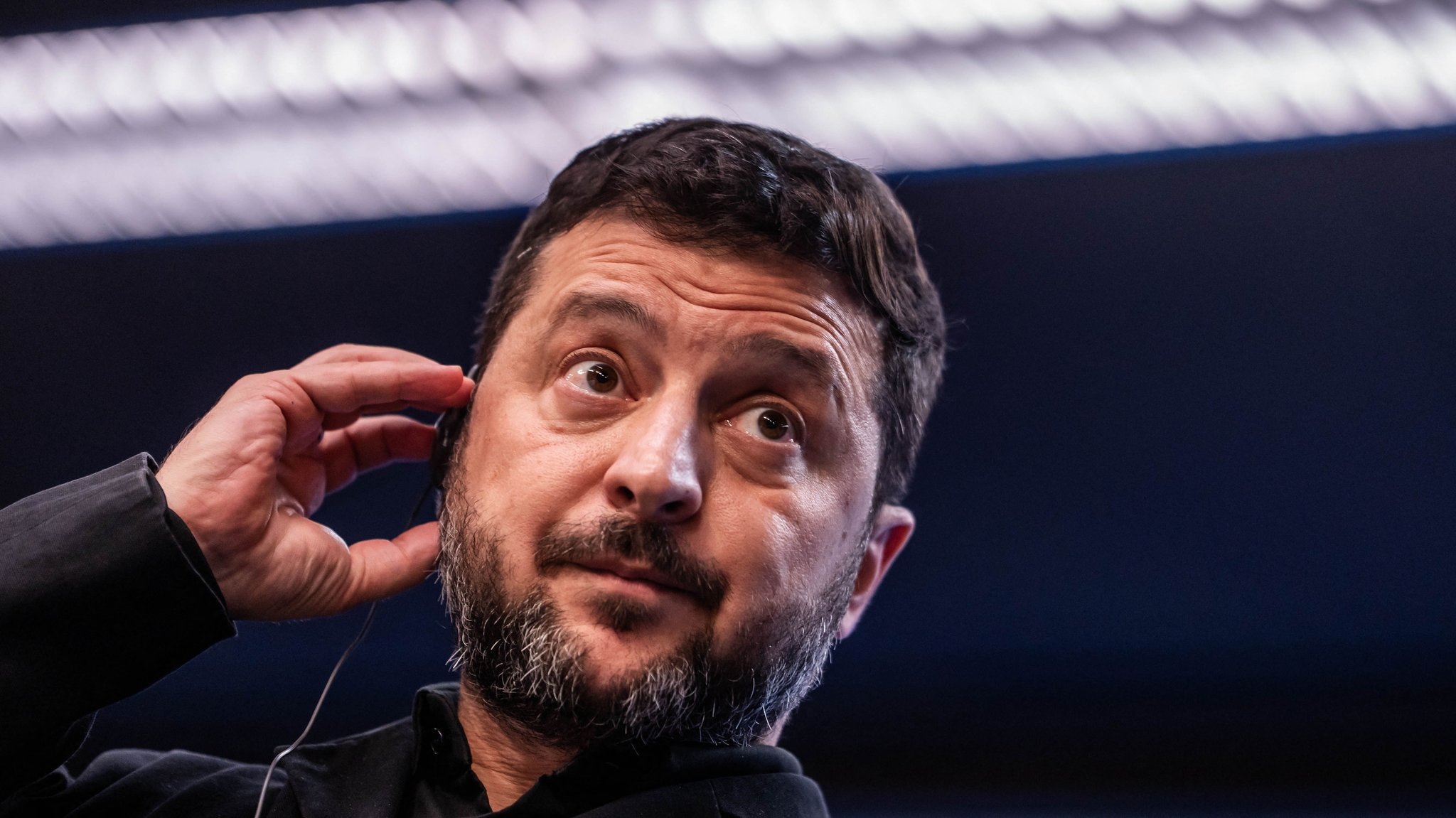 16.10.2026, Belgien, Brüssel: Wolodymyr Selenskyj, Präsident der Ukraine, spricht bei einer Pressekonferenz beim EU-Gipfel. Die Staats- und Regierungschefs der EU-Staaten beraten über die Maßnahmen zur Steigerung der Wettbewerbsfähigkeit der europäischen Wirtschaft, den nächsten langfristigen EU-Haushalt und den Stand bei den EU-Erweiterungsverhandlungen im Europagebäude. Foto: Michael Kappeler/dpa +++ dpa-Bildfunk +++ | Bild: dpa-Bildfunk/Michael Kappeler 16.10.2026, Belgien, Brüssel: Wolodymyr Selenskyj, Präsident der Ukraine, spricht bei einer Pressekonferenz beim EU-Gipfel. Die Staats- und Regierungschefs der EU-Staaten beraten über die Maßnahmen zur Steigerung der Wettbewerbsfähigkeit der europäischen Wirtschaft, den nächsten langfristigen EU-Haushalt und den Stand bei den EU-Erweiterungsverhandlungen im Europagebäude. Foto: Michael Kappeler/dpa +++ dpa-Bildfunk +++