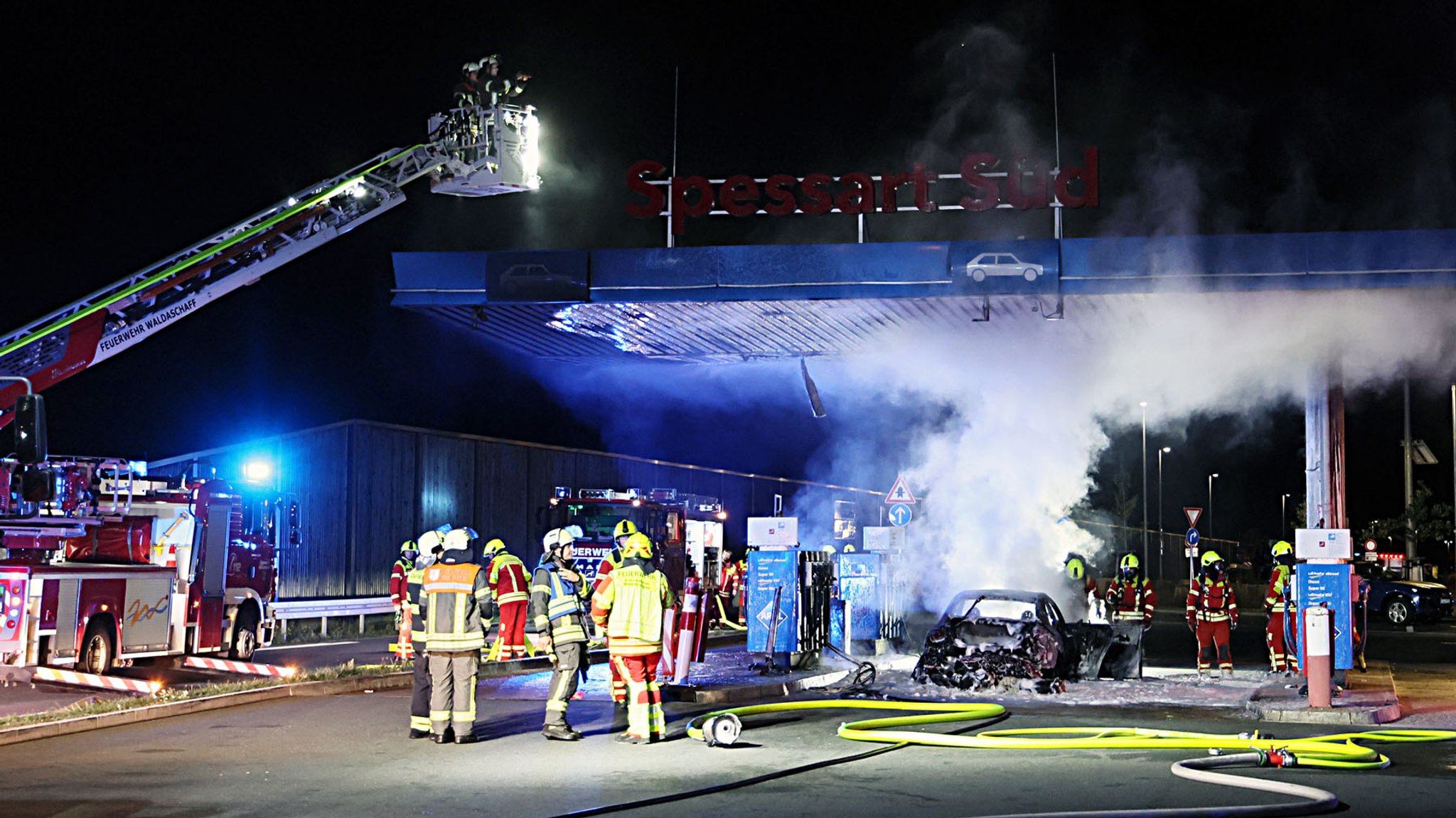 An einer Tankstelle an der Autobahn A3 ist ein Auto in Brand geraten. | Bild: BR/Ralf Hettler An einer Tankstelle an der Autobahn A3 ist ein Auto in Brand geraten.