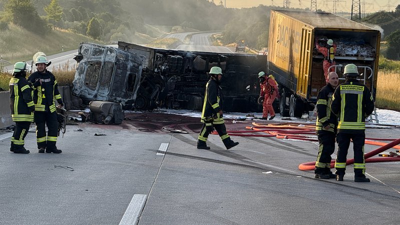 Feuerwehrleute sind nach einem Unfall eines Lastwagens auf der Autobahn 8 bei Friedberg im Einsatz. Der Fahrer des Sattelzugs starb. | Bild: pa/dpa/Vifogra | Friedrich Feuerwehrleute sind nach einem Unfall eines Lastwagens auf der Autobahn 8 bei Friedberg im Einsatz. Der Fahrer des Sattelzugs starb.