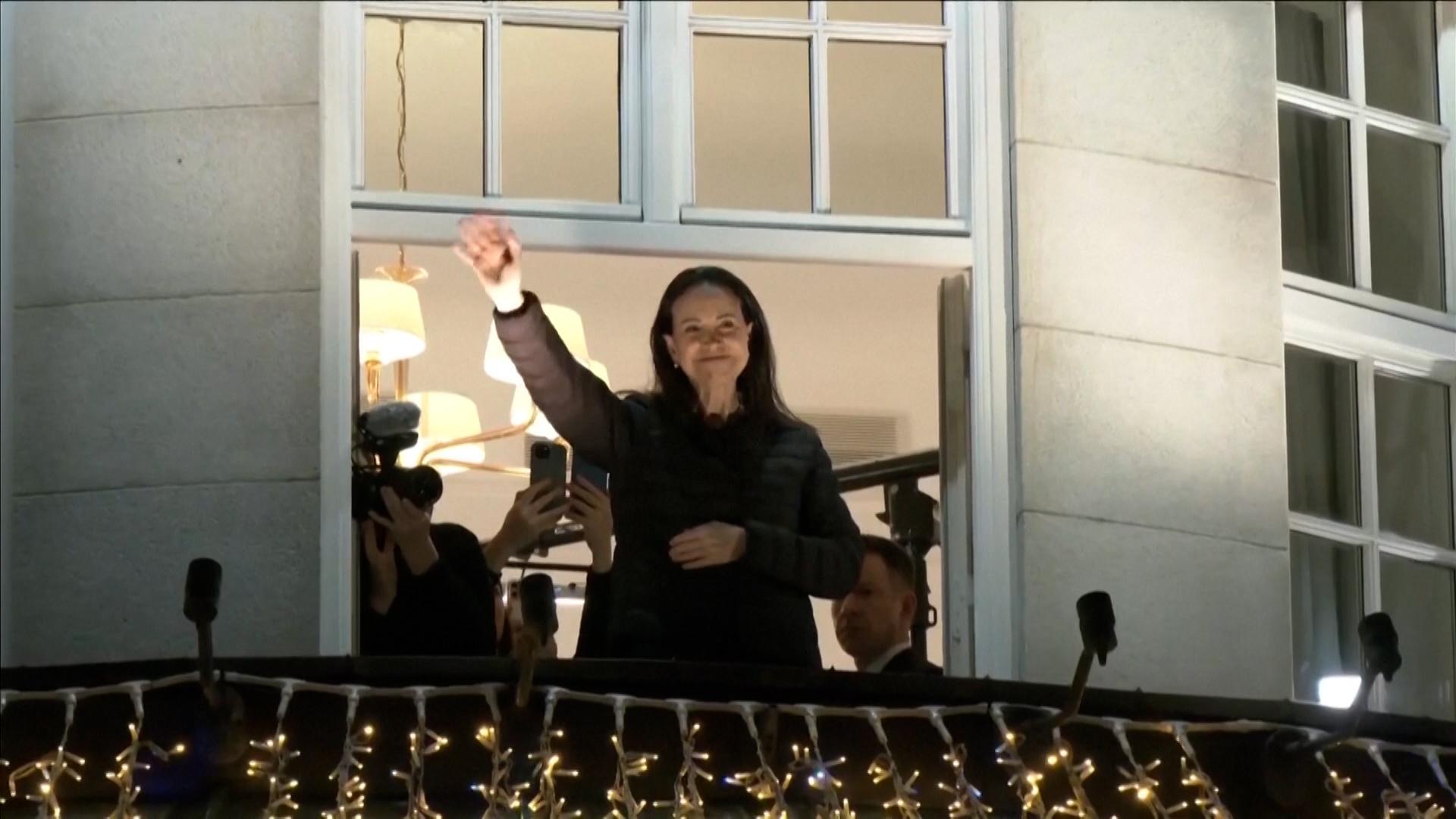 Friedensnobelpreisträgerin Maria Corina Machado winkt im Grand Hotel. 