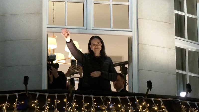 Friedensnobelpreisträgerin Maria Corina Machado winkt im Grand Hotel. | Bild: dpa-Bildfunk/Jonas Been Henriksen Friedensnobelpreisträgerin Maria Corina Machado winkt im Grand Hotel.
