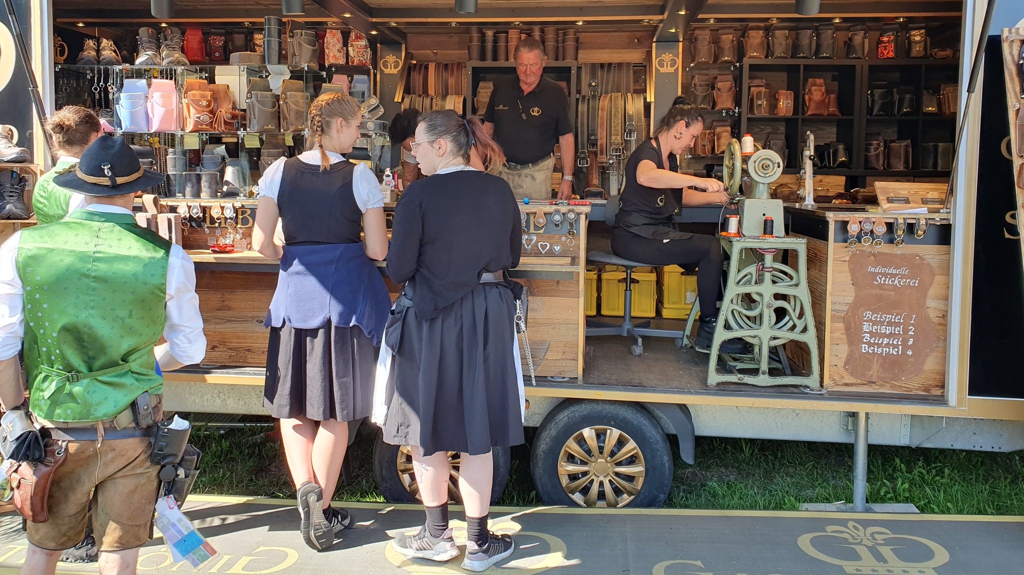 "Gastrokönig"-Anhänger beim Münchner Oktoberfest