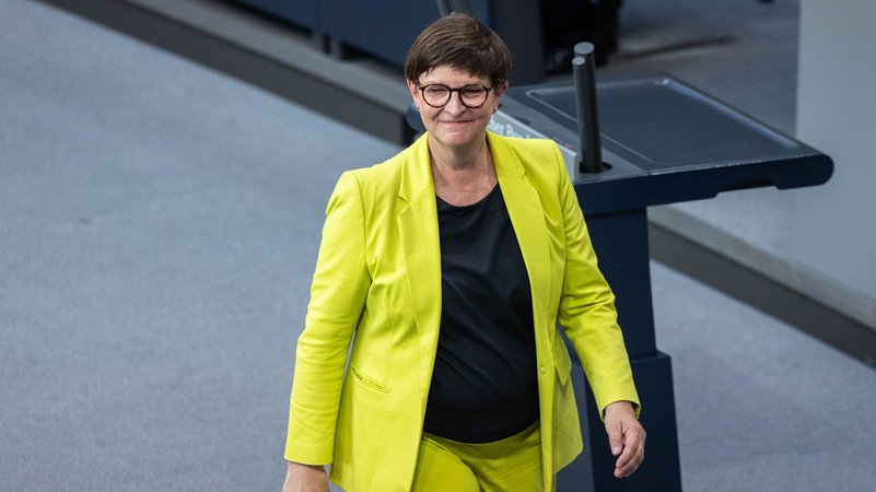 ARCHIV (06.05.2025): Wahl des Bundeskanzlers am 06.05.2025 im Plenarsaal des Reichstagsgebäudes in Berlin Saskia Esken ( MdB Sozialdemokratische Partei Deutschlands SPD / Parteivorsitzende SPD ) | Bild: picture alliance/dpa/Revierfoto | Revierfoto ARCHIV (06.05.2025): Wahl des Bundeskanzlers am 06.05.2025 im Plenarsaal des Reichstagsgebäudes in Berlin Saskia Esken ( MdB Sozialdemokratische Partei Deutschlands SPD / Parteivorsitzende SPD )