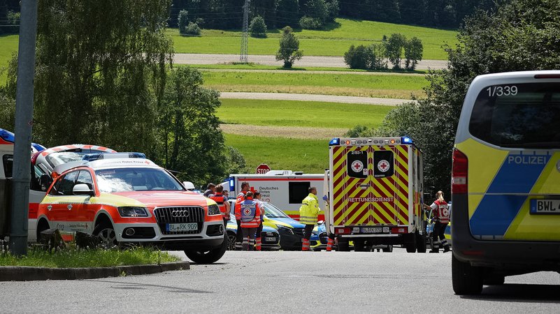 Großeinsatz von Polizei und Rettungskräften in Albstadt | Bild: picture alliance/dpa/Jannik Nölke | Jannik Nölke Großeinsatz von Polizei und Rettungskräften in Albstadt