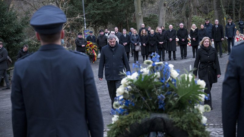 26.01.2025, Bayern, Aschaffenburg: Bayerns Ministerpräsident Markus Söder (l, CSU) und Bundesinnenministerin Nancy Faeser (r, SPD) stehen im Park Schöntal an der Gedenkstätte und gedenken der Opfer der tödlichen Messerattacke. In der Stiftsbasilika St. Peter und Alexander findet eine Trauerfeier mit ökumenischem Gottesdienst statt. Im Park Schöntal in Aschaffenburg wurden am 22. Januar 2025 eine Junge und einen Mann getötet. Foto: Daniel Vogl/dpa +++ dpa-Bildfunk +++ | Bild: dpa-Bildfunk/Daniel Vogl 26.01.2025, Bayern, Aschaffenburg: Bayerns Ministerpräsident Markus Söder (l, CSU) und Bundesinnenministerin Nancy Faeser (r, SPD) stehen im Park Schöntal an der Gedenkstätte und gedenken der Opfer der tödlichen Messerattacke. In der Stiftsbasilika St. Peter und Alexander findet eine Trauerfeier mit ökumenischem Gottesdienst statt. Im Park Schöntal in Aschaffenburg wurden am 22. Januar 2025 eine Junge und einen Mann getötet. Foto: Daniel Vogl/dpa +++ dpa-Bildfunk +++