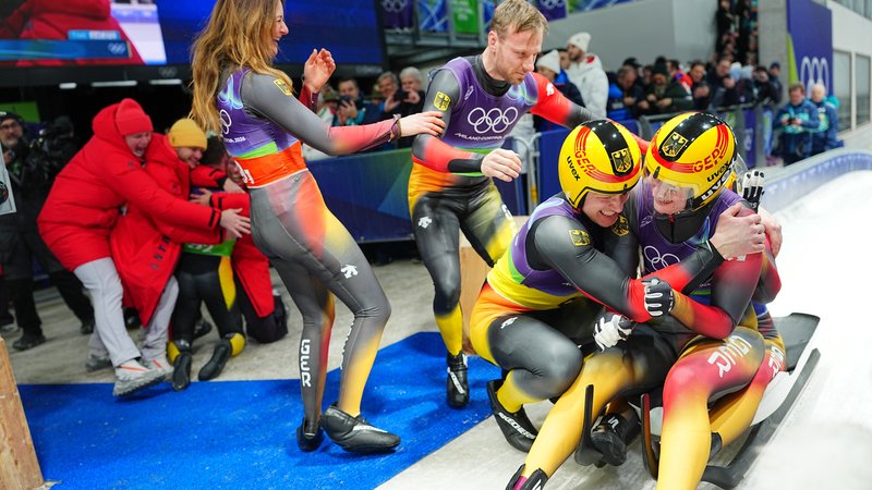 Die deutsche Rennrodel-Staffel holt Gold | Bild: picture alliance/dpa | Michael Kappeler Die deutsche Rennrodel-Staffel holt Gold