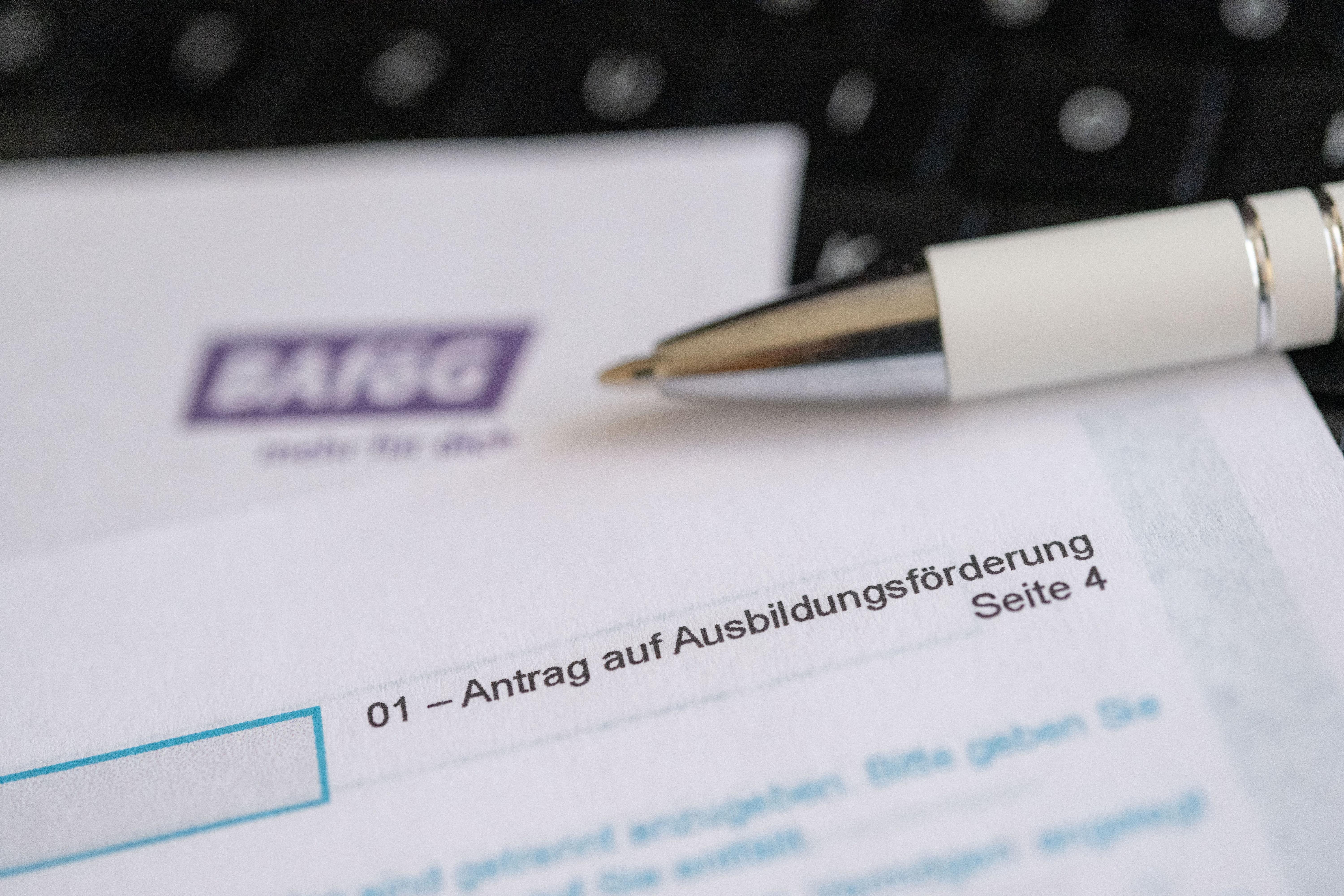 Der Antrag für eine Ausbildungsförderung nach dem BAföG (hier im Bild) hat für viele Berechtigte scheinbar unüberwindbare Hürden. Eine Reform soll das ändern.