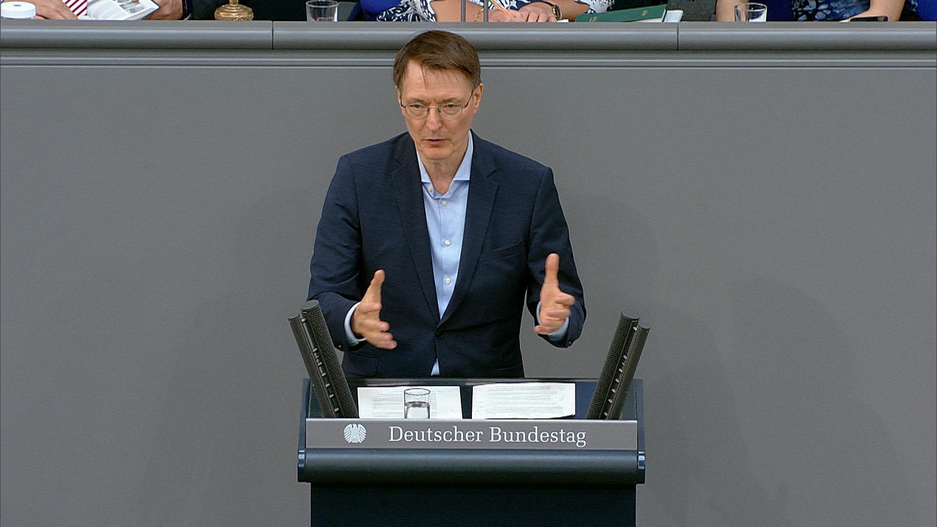 Die Versorgung durch Hausärzte in Deutschland soll durch ein neues Gesetz sichergestellt werden - das ist zumindest der Plan von Bundesgesundheitsminister Lauterbach. 