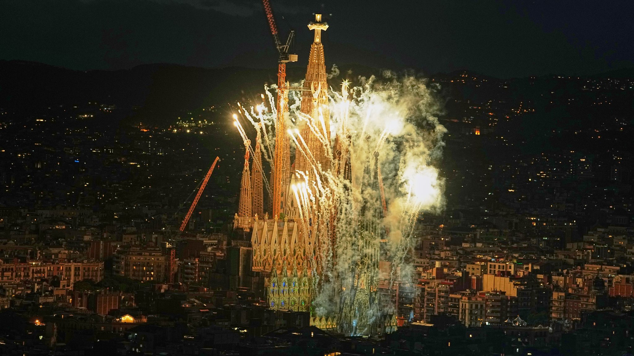 Papst weiht Turm der Sagrada Familia ein – mit Kreuz aus Bayern