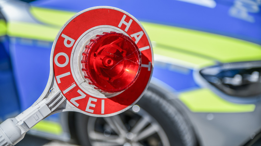Eine Kelle vor einem Streifenwagen der Polizei | Bild: picture alliance / Ostalb Network | Marius Bulling Eine Kelle vor einem Streifenwagen der Polizei