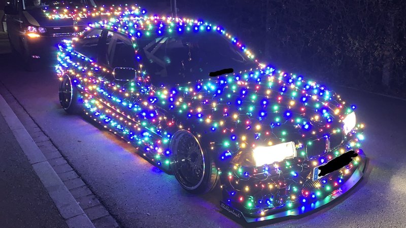 Das Foto zeigt ein Auto, das rundherum mit bunten Lichterketten geschmückt ist | Bild: dpa-Bildfunk Das Foto zeigt ein Auto, das rundherum mit bunten Lichterketten geschmückt ist