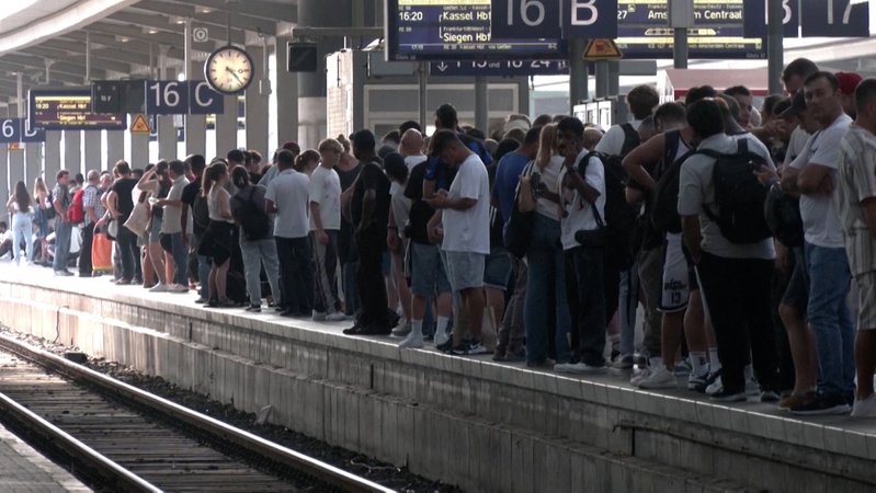 Wartende am Bahnhof | Bild: BR Wartende am Bahnhof