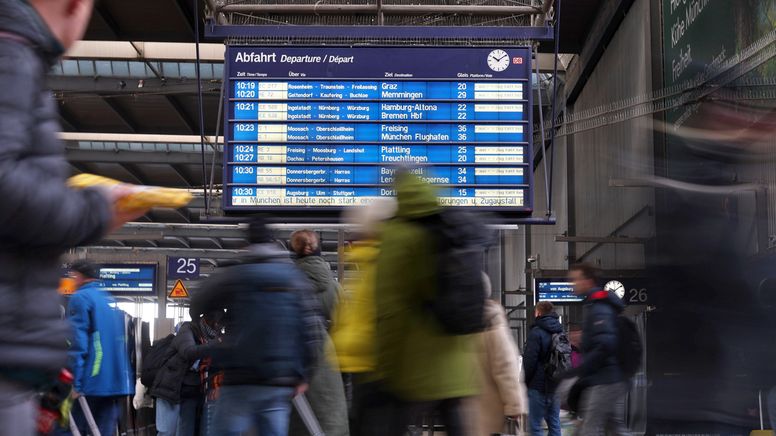 Reisende im Münchner Hauptbahnhof vor einer Anzeigetafel | Bild:dpa-Bildfunk/Karl-Josef Hildenbrand
