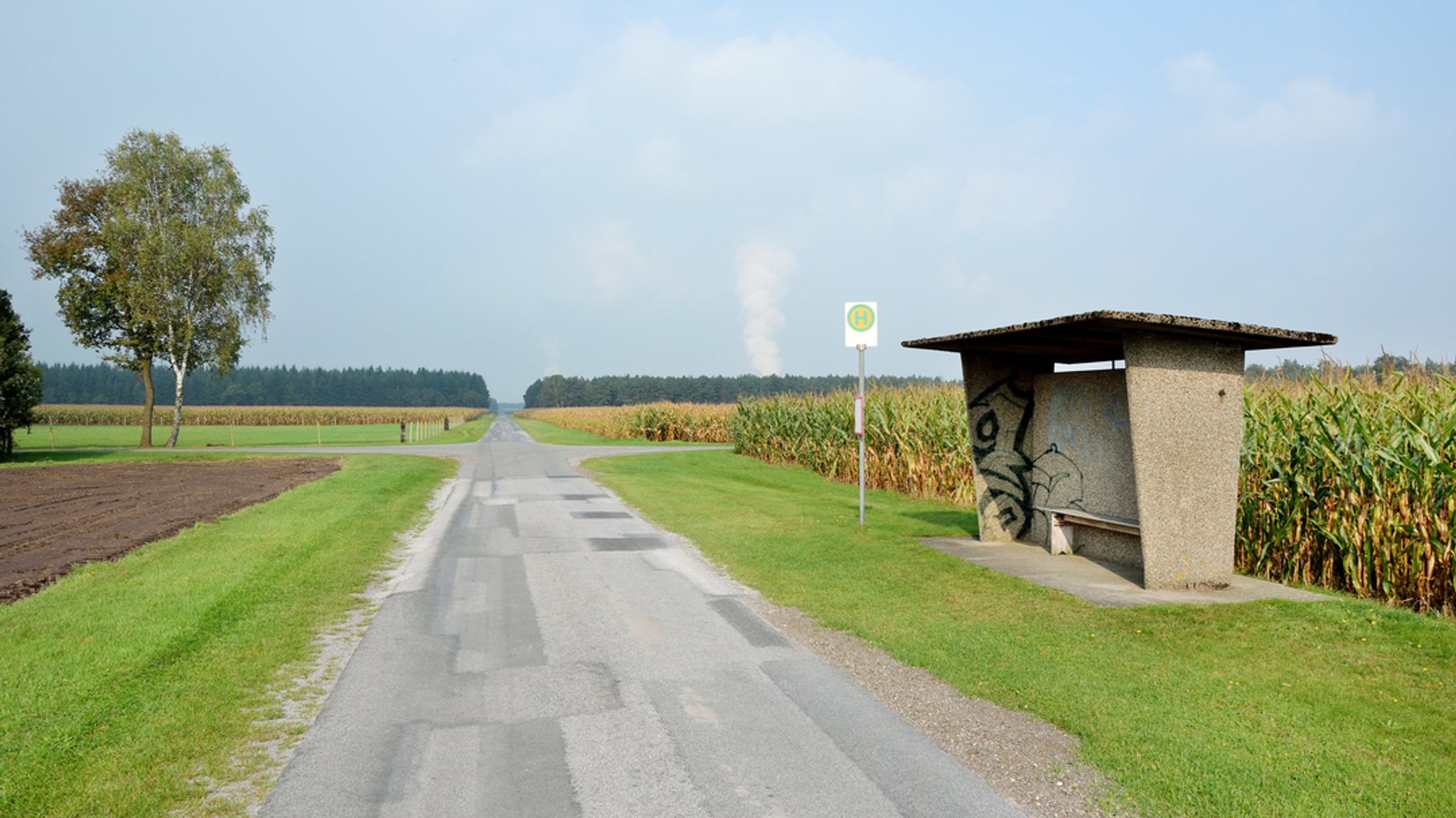 Schleuser setzt 22 Menschen an Bushaltestelle in Oberbayern ab 