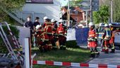 Feuerwehrleute und Polizeikräfte sichern den Tatort in Murnau am Samstag. | Bild:BR