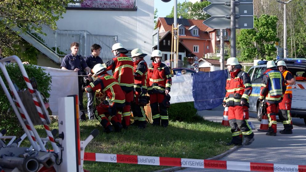 Feuerwehrleute und Polizeikräfte sichern den Tatort in Murnau am Samstag. | Bild:BR