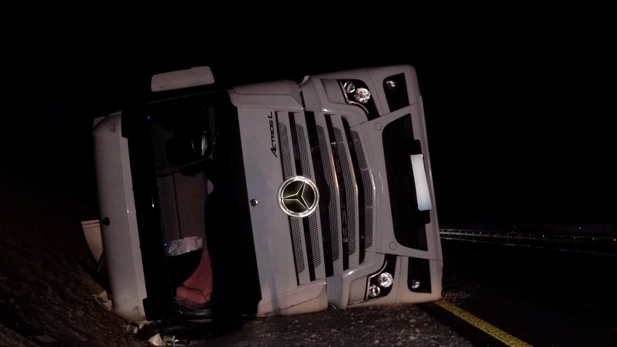 Ein mit Tomaten beladener Lastwagen ist auf der A3 umgekippt