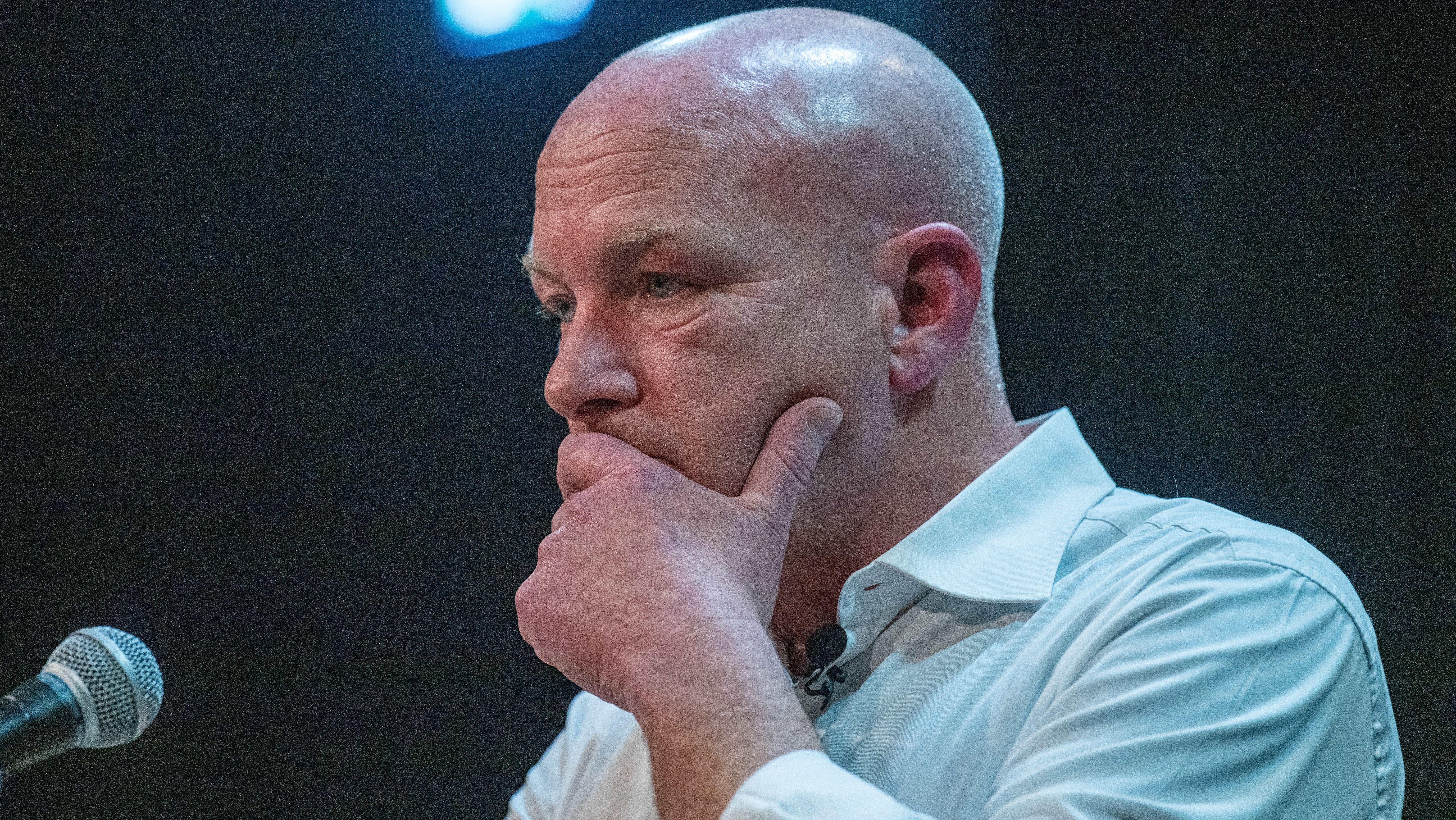 Joachim Wolbergs, ehemaliger Oberbürgermeister von Regensburg, spricht bei einem Infoabend vor Beginn seines neuen Prozesses. 