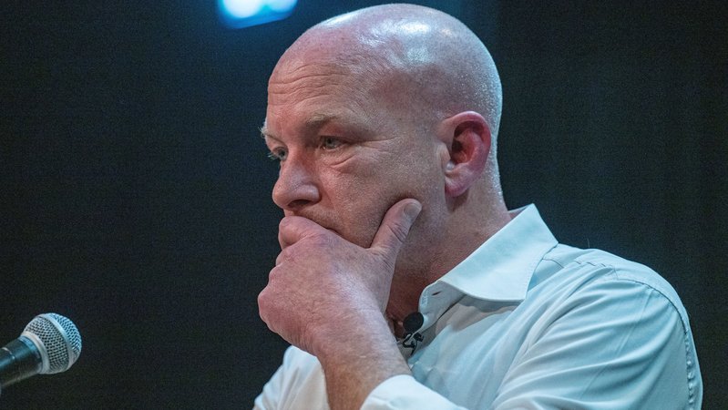 Joachim Wolbergs, ehemaliger Oberbürgermeister von Regensburg, spricht bei einem Infoabend vor Beginn seines neuen Prozesses. | Bild: dpa-Bildfunk/Armin Weigel Joachim Wolbergs, ehemaliger Oberbürgermeister von Regensburg, spricht bei einem Infoabend vor Beginn seines neuen Prozesses.