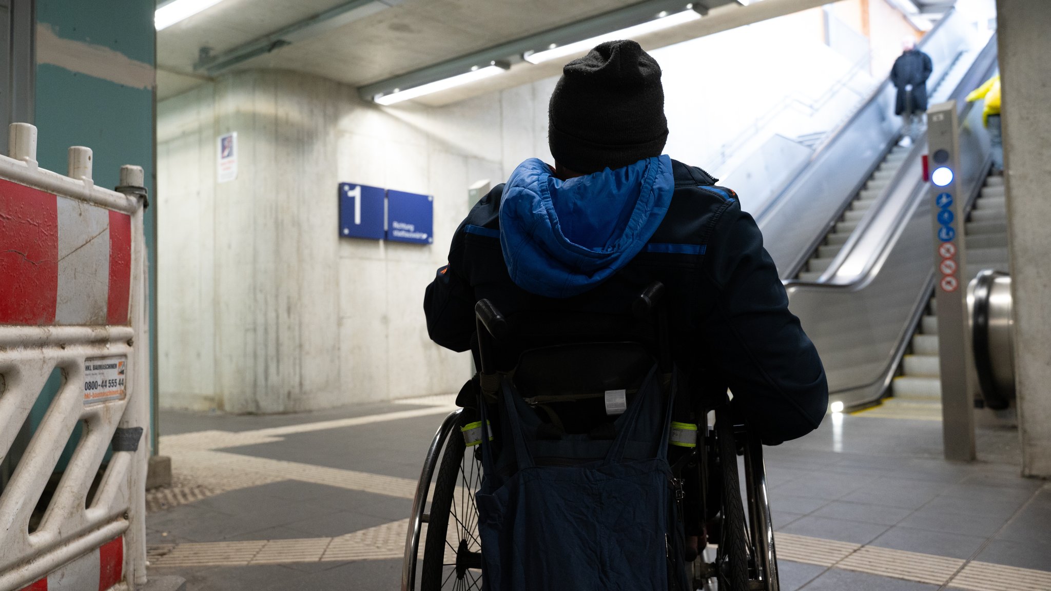 (Symbolbild) Ein Rollstuhlfahrer steht mit seinem Rollstuhl am S-Bahnhof Laim an einer Treppe; aufgrund Umbauarbeiten gibt es keinen Aufzug.