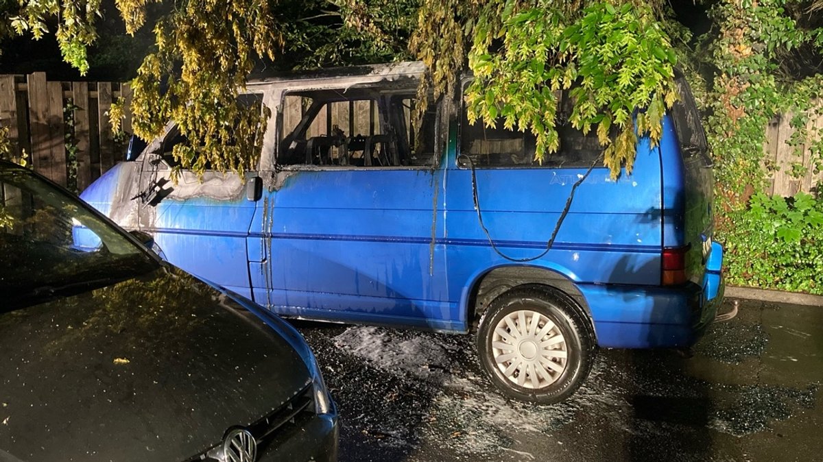 Ein blauer VW-Bus ist im Rahmen des Coburger Convents einem Brandanschlag zum Opfer gefallen.