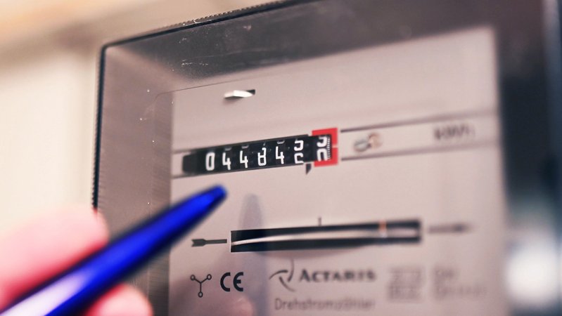 Ein Drehstromzähler, aufgenommen in einem Haushalt. | Bild: dpa-Bildfunk/Uli Deck Ein Drehstromzähler, aufgenommen in einem Haushalt.