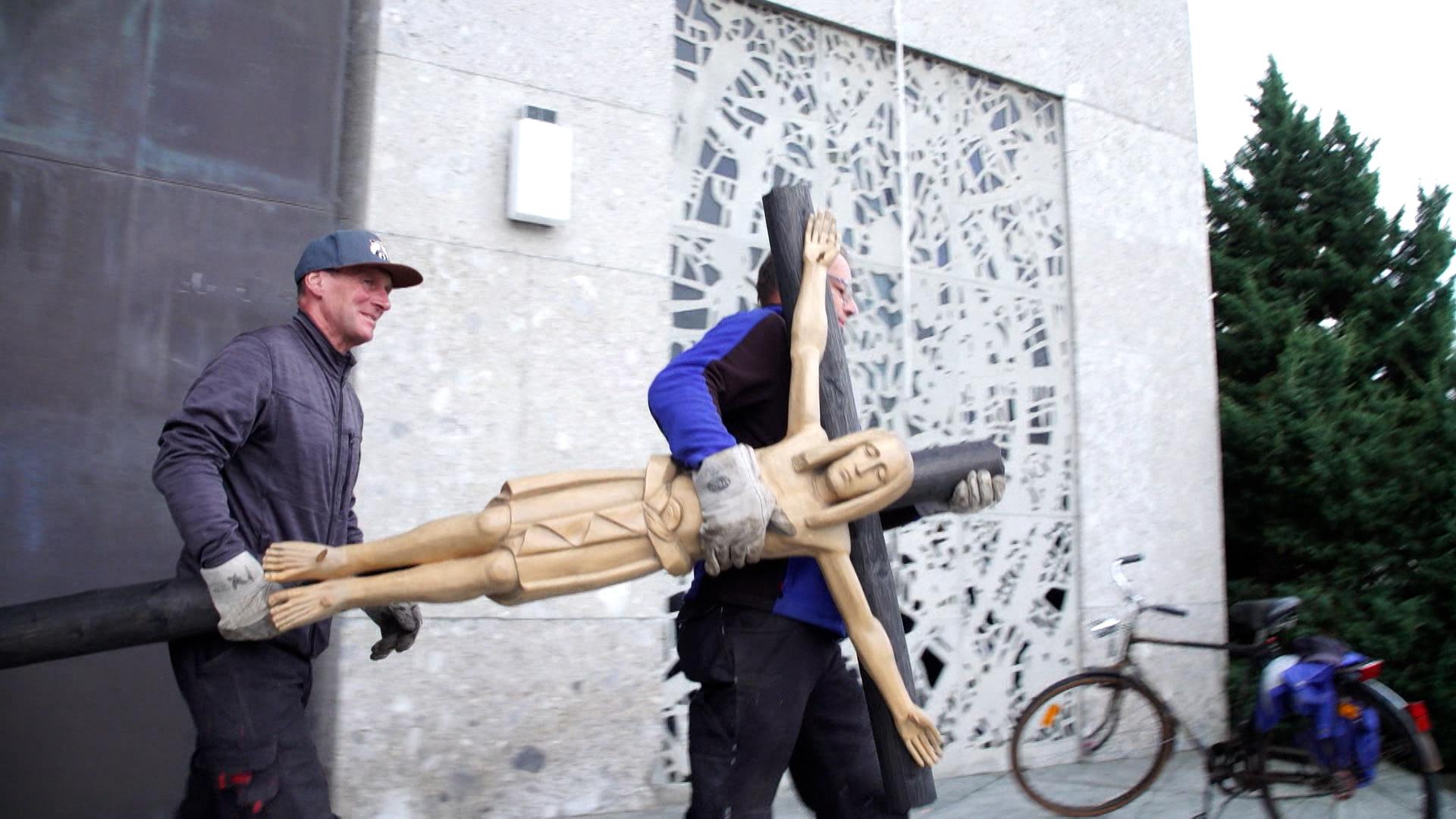 Gemeindemitglieder räumen "Zu den Acht Seligkeiten" aus