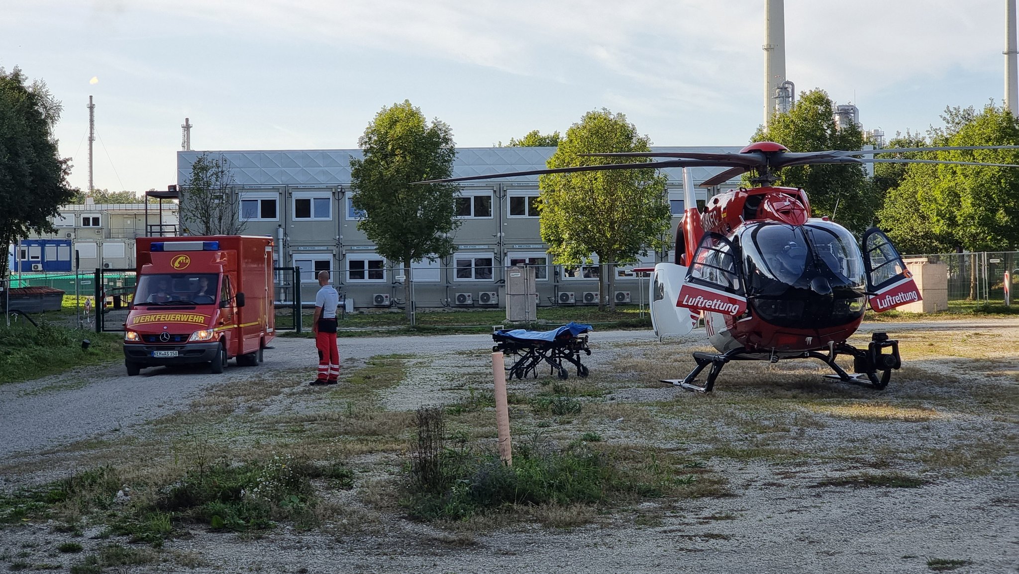 Feuerwehr und ein Hubschrauber vor der Öl-Raffinerie, bei der es am Freitagnachmittag brannte