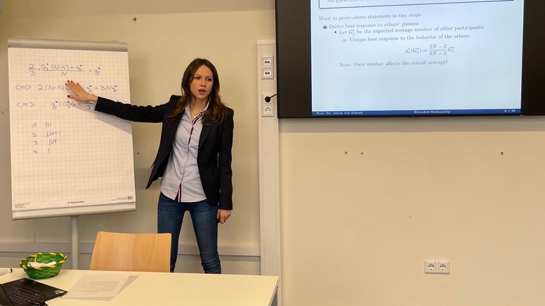 Prof. Dr. Alicia von Schenk lehrt an der Wirtschaftswissenschaftlichen Fakultät der Universität Würzburg. | Bild:Mona Böhm / BR