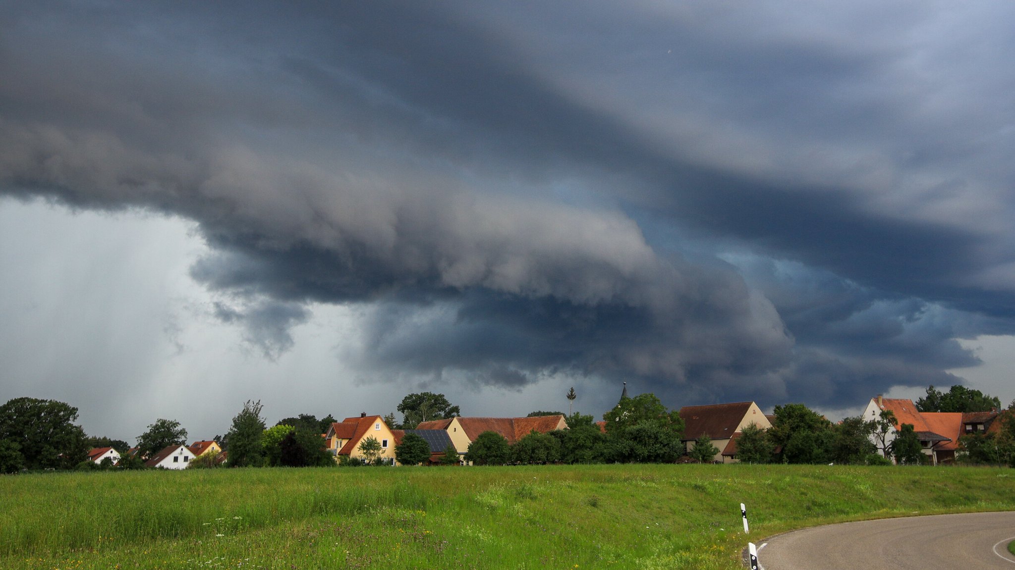 Archivbild: Gewitterwolke über Ortschaft in Bayern