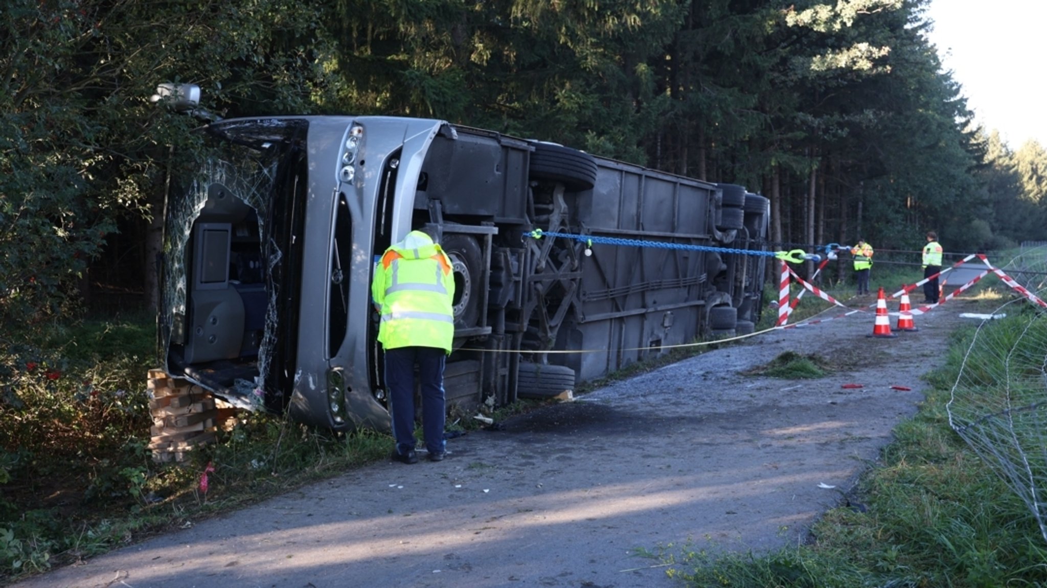 Ein umgekippter Bus am Rand eines Wegs. | Bild: dpa-Bildfunk/Karl-Josef Hildenbrand Ein umgekippter Bus am Rand eines Wegs.